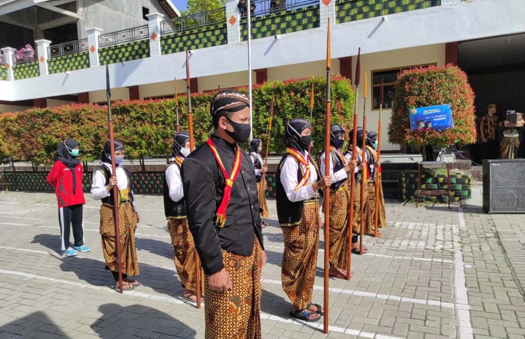 Para siswa SMK PGRI 1 Ponorogo jadi prajurit Jawa di Hari Pahlawan
