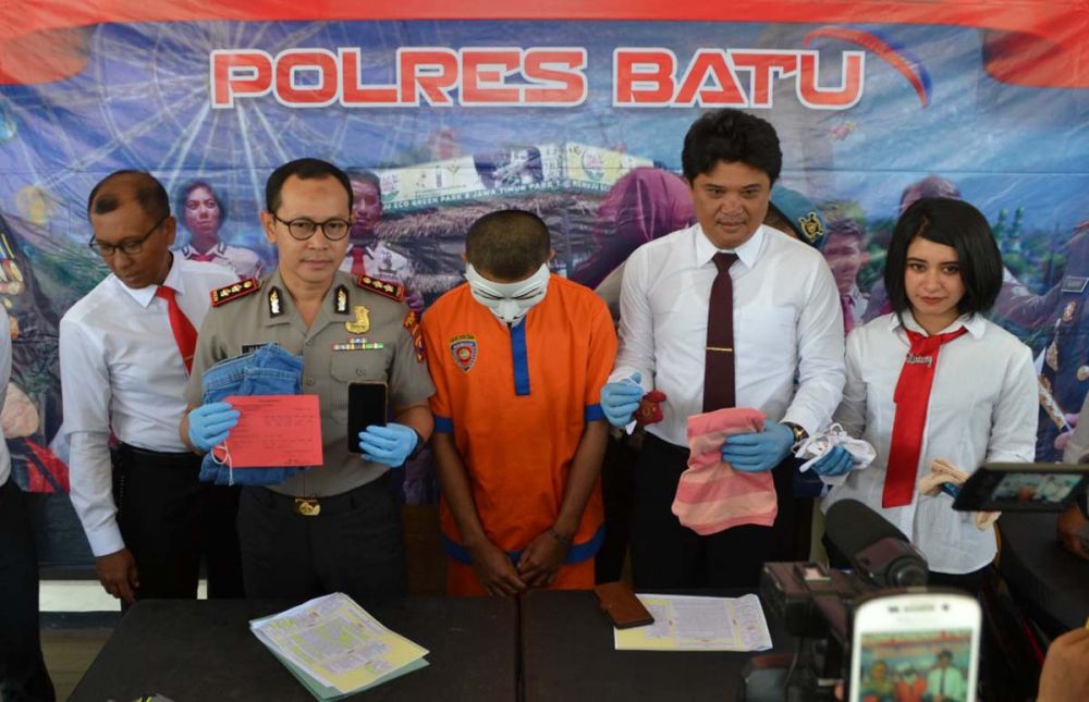 Kapolres Batu AKBP Harviadhi Agung Prathama membeberkan barang bukti dan tersangka