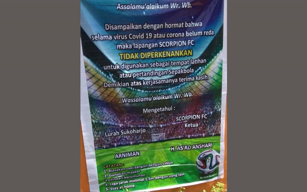 Banner larangan lapangan sepak bola di Kota Probolinggo