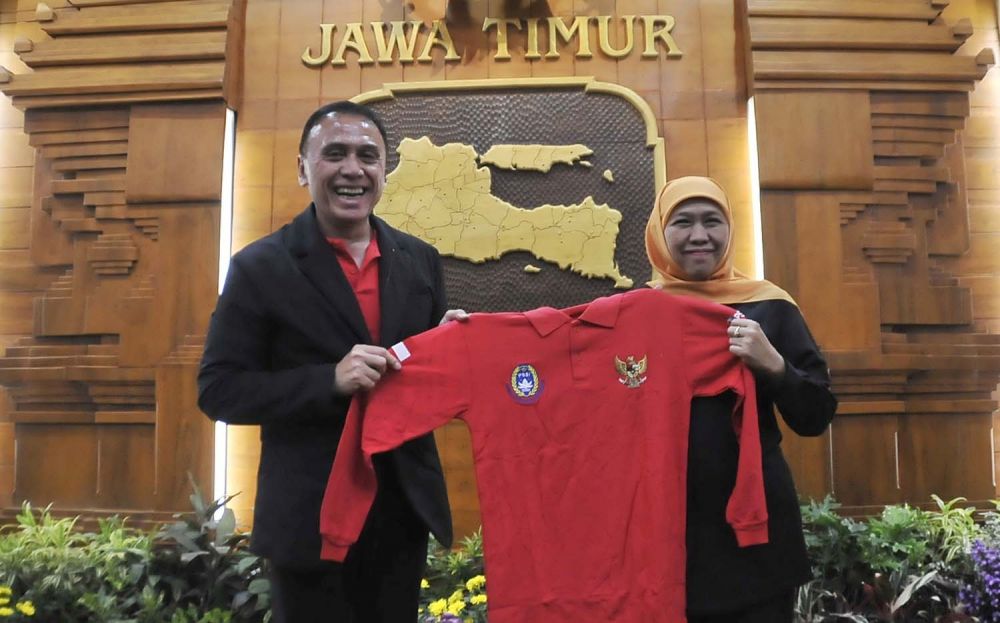 Ketum PSSI Iwan Bule saat memberikan kaos kepada Gubernur Jatim Khofifah Indar Parawansa