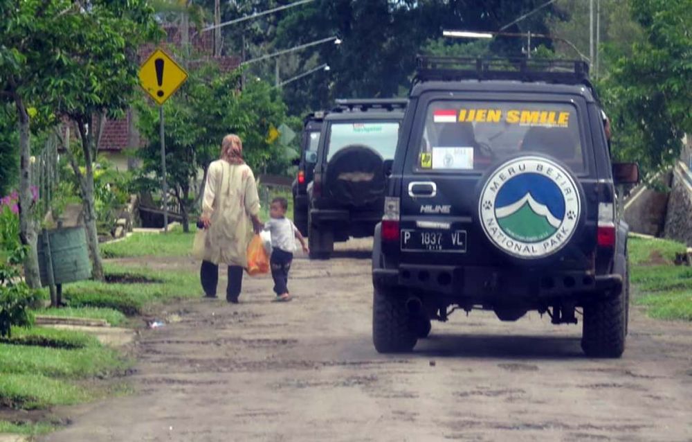 Kendaraan khusus jenis trooper yang mengantar rombongan jurnalis menuju Alas Purwo, Banyuwangi