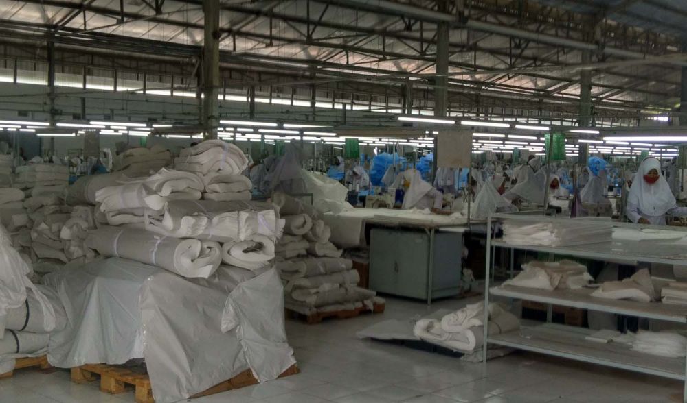Aktivitas pembuatan APD di perusahaan garmen PT Putrateja Sempurna Kota Probolinggo