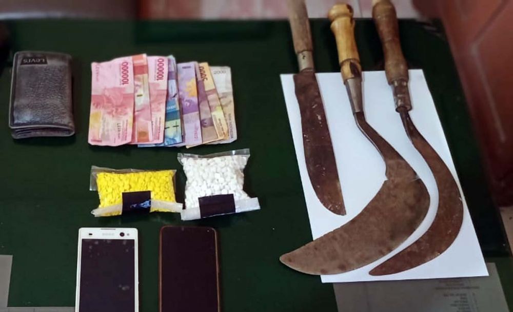 Barang bukti yang dibawa pria mabuk pil koplo