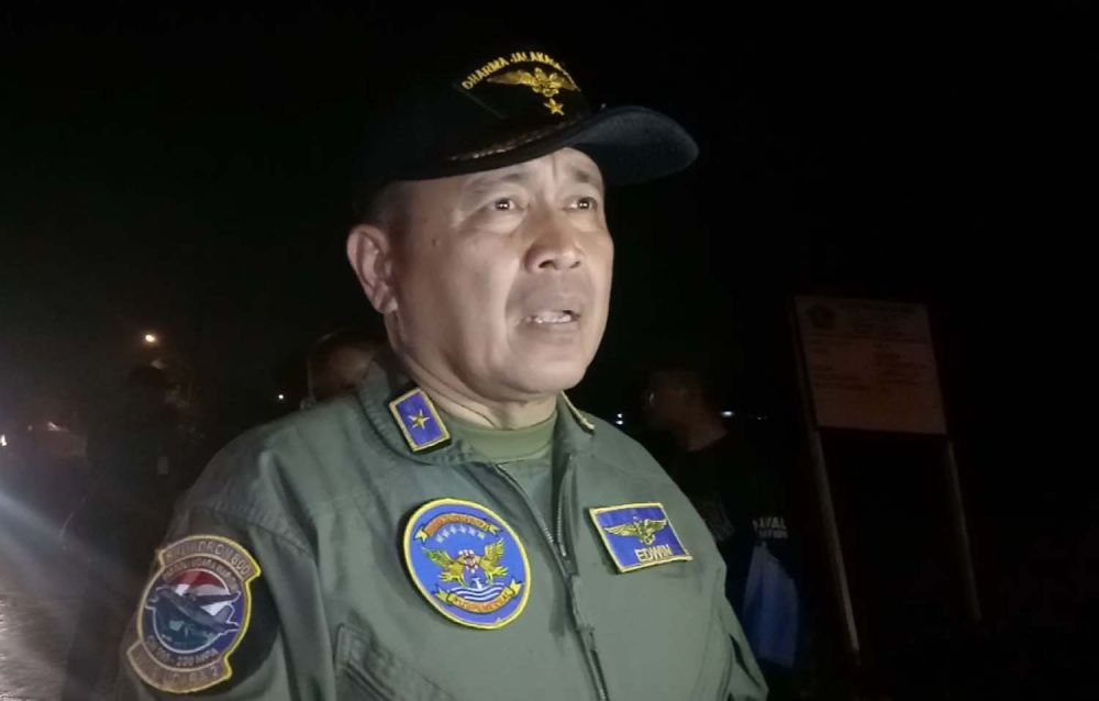Komandan Puspenerbal Laksamana Pertama TNI Edwin saat memberikan keterangan kepada wartawan usai meninjau lokasi