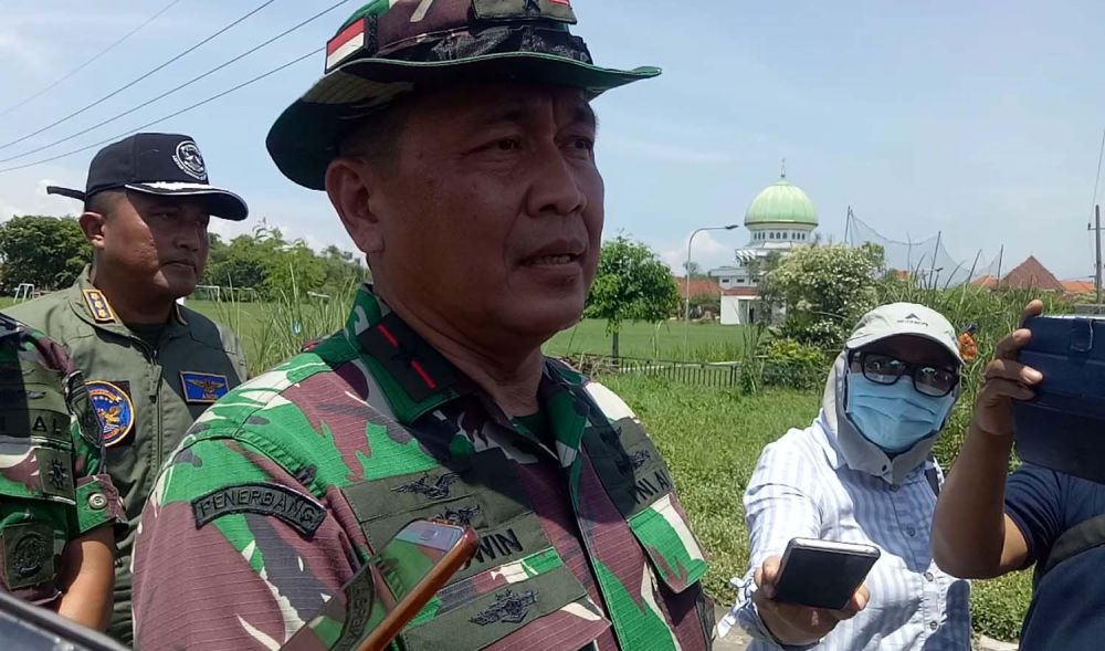 Komandan Puspenerbal Laksamana Pertama TNI Edwin saat memberikan keterangan kepada wartawan di lokasi