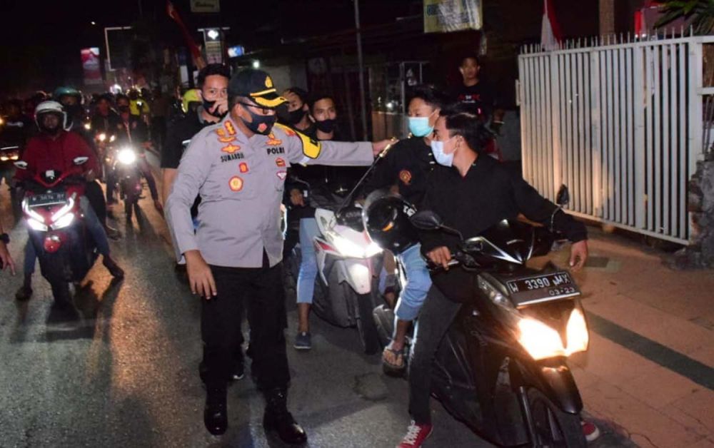 Kapolresta Sidoarjo, Kombes Pol Sumardji ikut menghalau para pesilat yang masuk ke wilayahnya