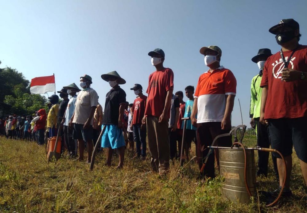 Para petani di Probolinggo menggelar upacara HUT ke-75 Kemerdekaan RI