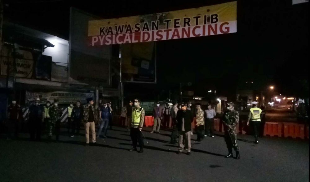 Physical Distancing di salah satu titik jalan di Kabupaten Pasuruan pada Sabtu (28/3/2020) malam