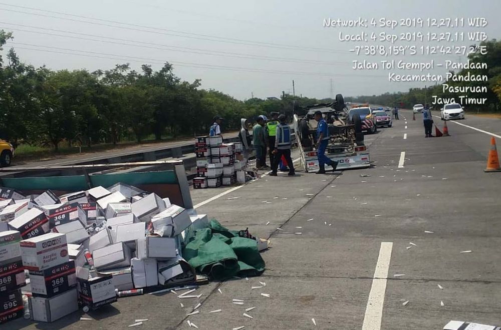 Muatan lem yang diangkut pikap yang terbalik di Tol Gempol-Pandaan, berhamburan ke jalan