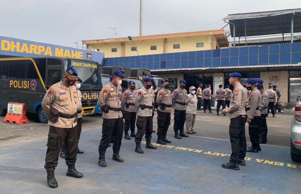 Personel Ditpolairud Polda Jatim dikerahkan untuk mengimbau para nelayan agar tidak berlayar sementara waktu