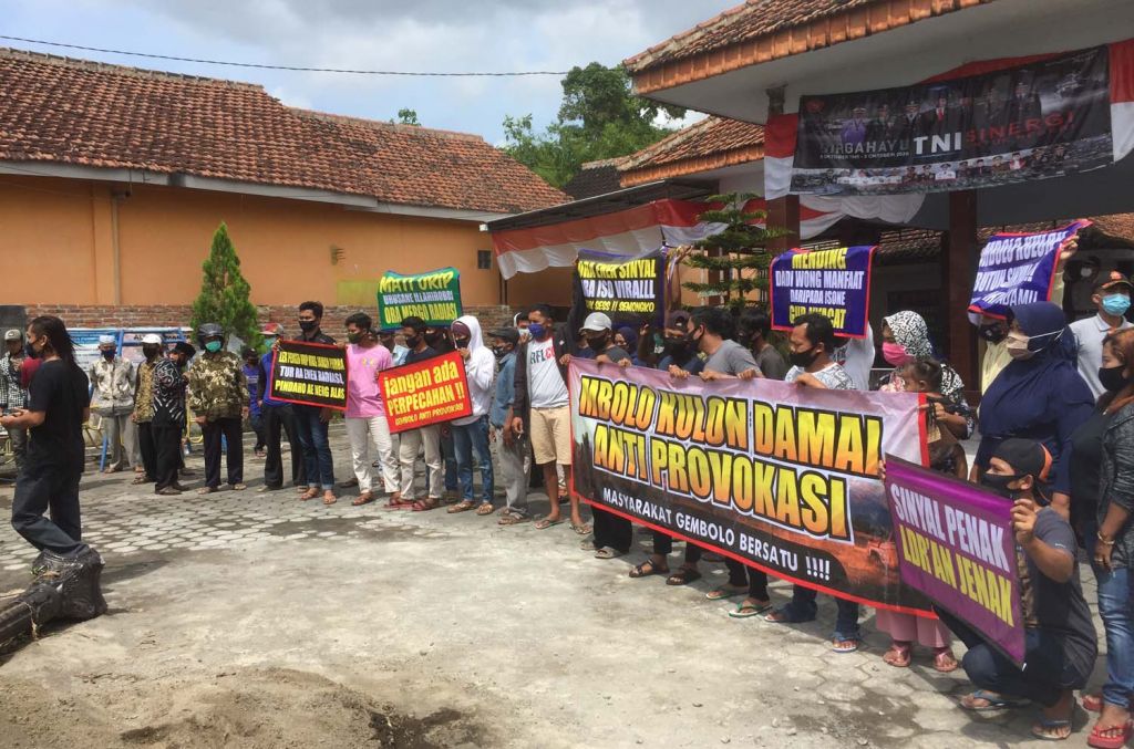 Warga Dusun Gembolo, Banyuwangi menggelar aksi damai mendukung berdirinya tower telekomunikasi di daerahnya