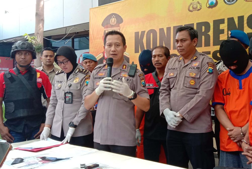 Kapolres Gresik AKBP Kusworo Wibowo dalam jumpa pers dua polisi gadungan