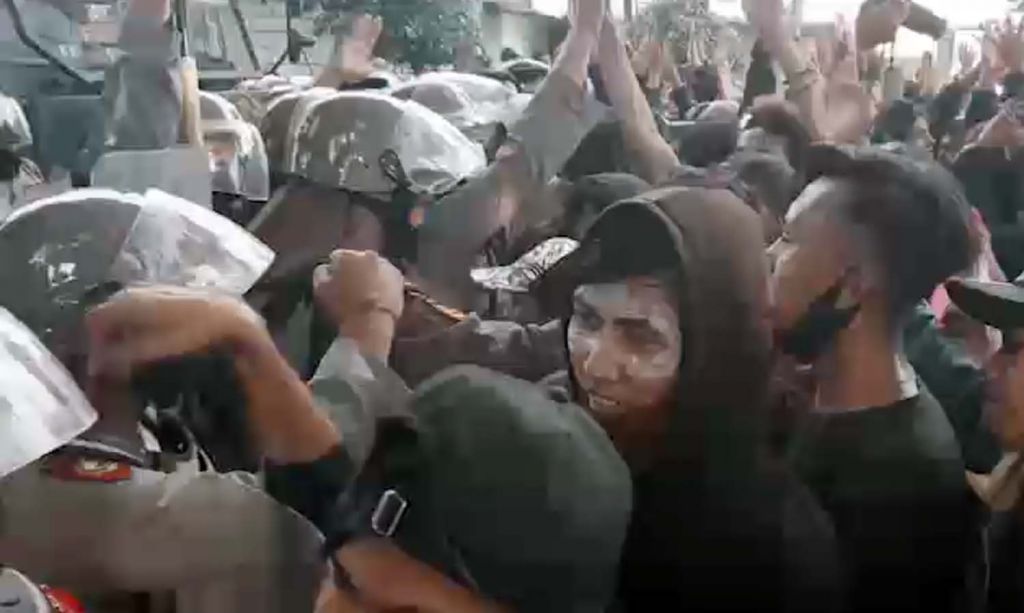 Polisi dan pendemo tolak Omnibus Law di Kota Pasuruan saling memaafkan setelah sempat terjadi kericuhan