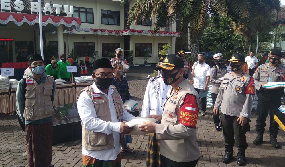 Kapolres Batu AKBP Harviadhi Agung Prathama memberikan paket sembako untuk ponpes melalui pengasuh