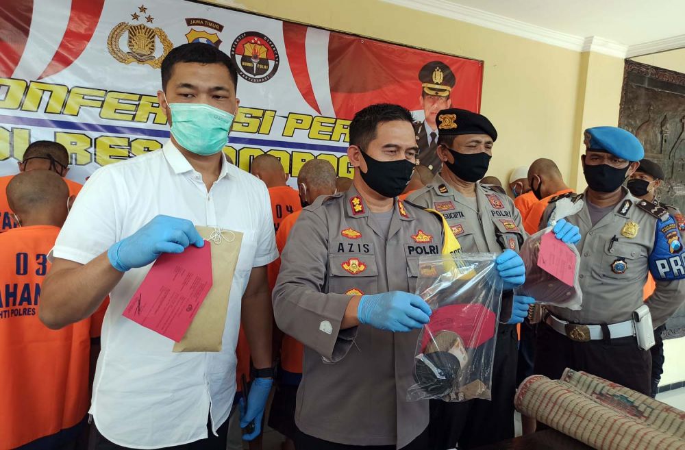 Kapolres Ponorogo AKBP Mochammad Nur Azis menunjukkan barang bukti dan para tersangka yang ditangkap selama Pandemi Covid-19