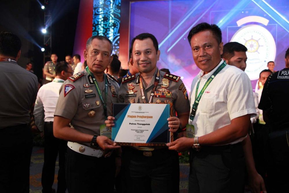 Kapolres Trenggalek AKBP Jean Calvijn Simanjuntak (kanan) saat menerima penghargaan dari KemenPAN-RB di Jakarta