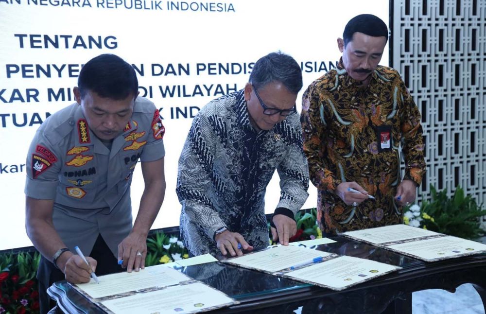 Penandatanganan Pernyataan Bersama Awasi Penyediaan dan Pendistribusian BBM di Kantor Kementerian ESDM, Jalan Medan Merdeka Selatan No. 18, Jakarta