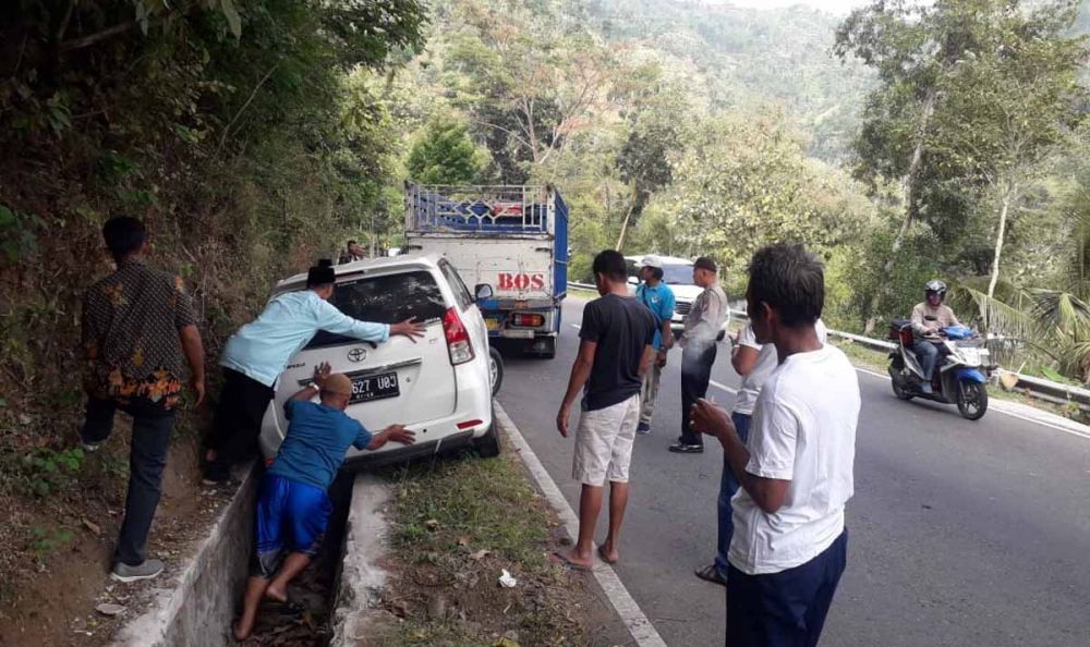 Evakuasi mobil Avanza yang terperosok ke parit Jalan Raya Trenggalek-Ponorogo