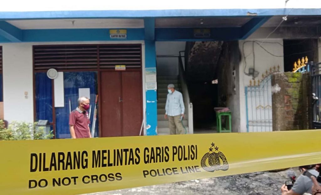 Garis polisi dipasang di lokasi terbakarnya rak sandal di Ponpes Ma'had Al-Furqon Muhammadiyah Laren, Lamongan
