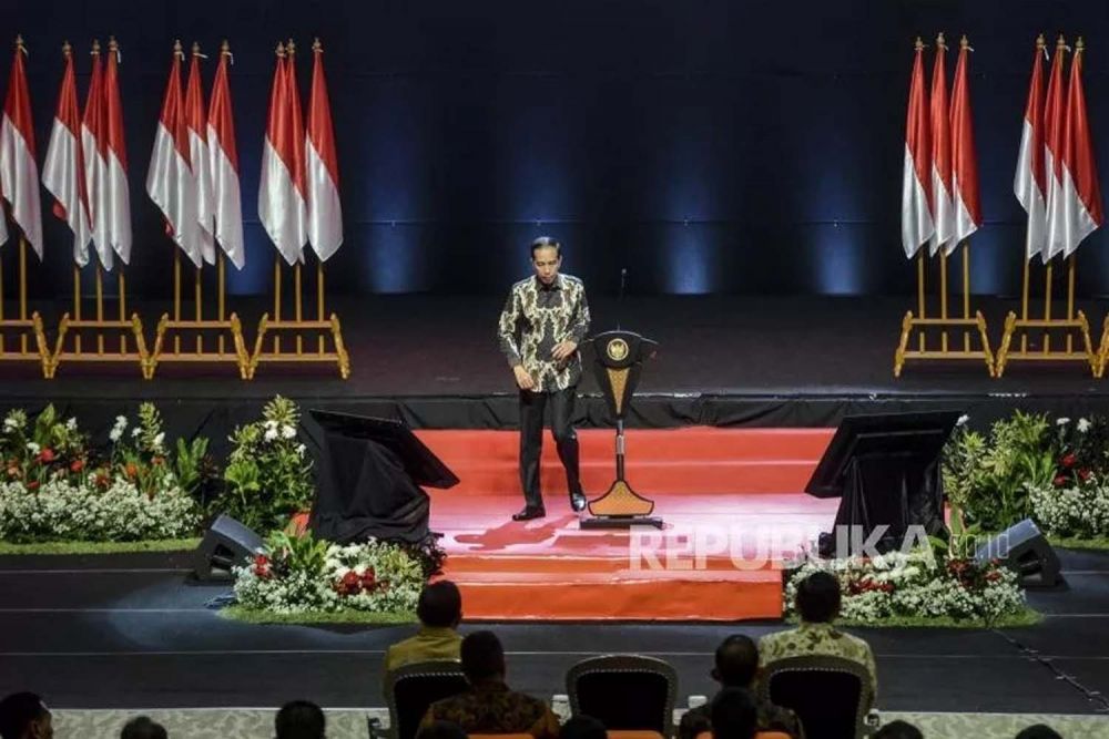 Presiden Jokowi berjalan usai memberikan sambutan dalam Rakornas pemerintah pusat dan forkopimda 2019 di Sentul International Convention Center, Jawa Barat, Rabu (13/11/2019)
