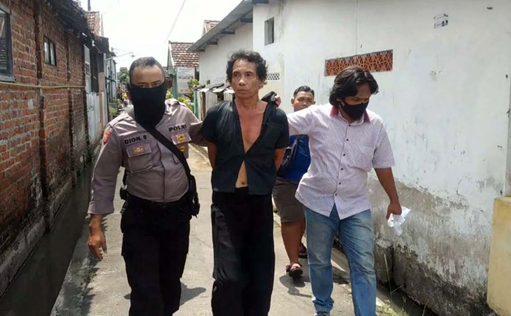 Patut Martono, penusuk kakak tiri digiring anggota Polres Mojokerto Kota