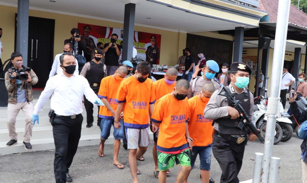 Para tersangka pembuatan petasan digiring di Mapolsek Ponorogo