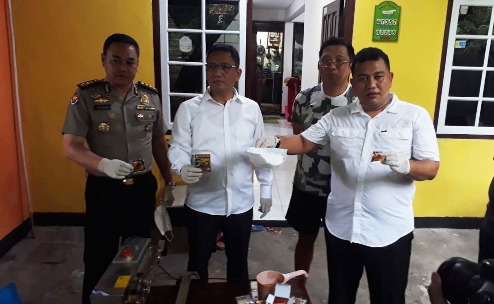 Penggerebekan obat kuat ilegal oleh Ditresnarkoba Polda Jatim di Wiyung, Surabaya