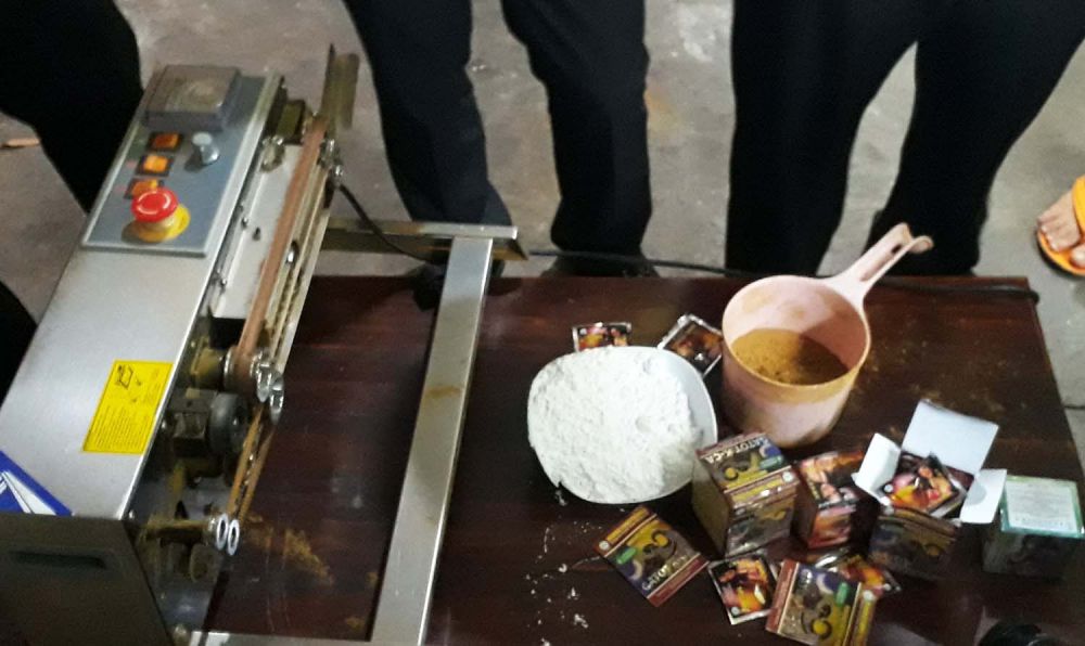 Peralatan untuk membuat obat kuat ilegal disita dari rumah produksi di Wiyung, Surabaya