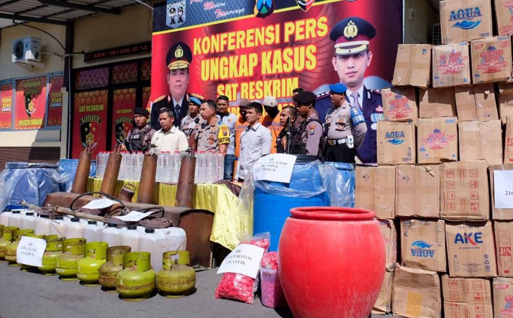 Barang bukti dan tersangka dalam kasus produksi arak dibeberkan di Mapolresta Sidoarjo