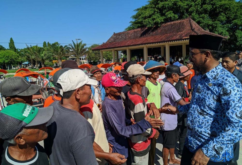 Bupati Ipong memberikan bantuan kepada ratusan pengayuh becak yang bakal memiliki becak wisata