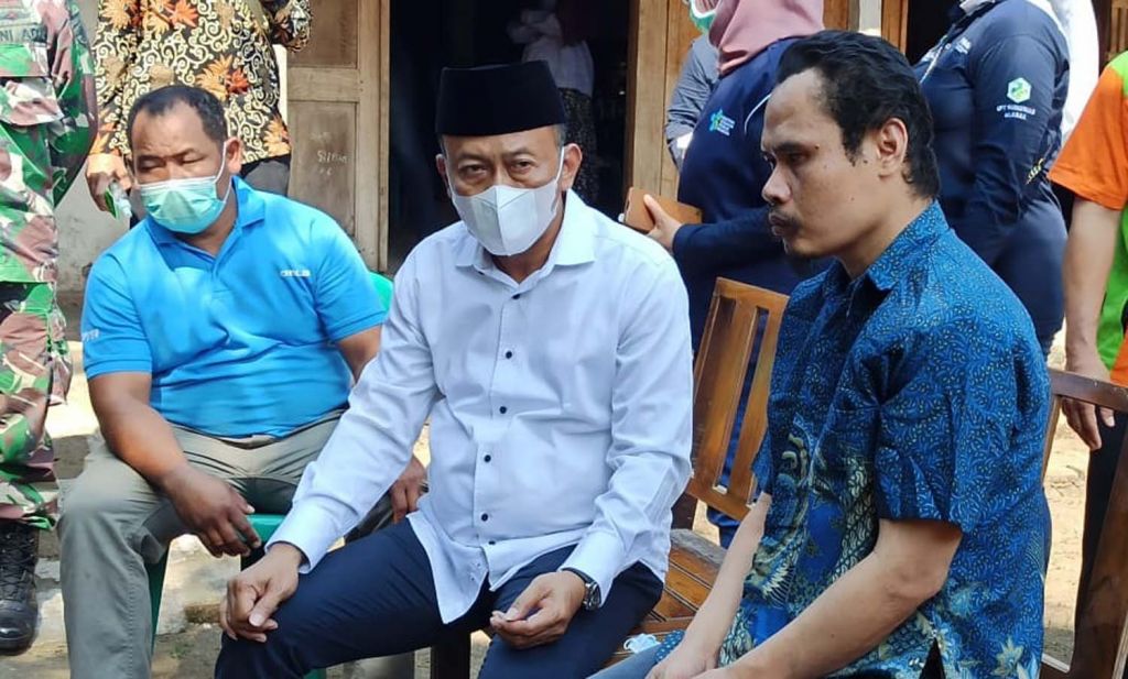 Bupati Sugiri Sancoko (tengah) saat turun langsung ke lapangan untuk sukseskan program Ponorogo Zero Pasung