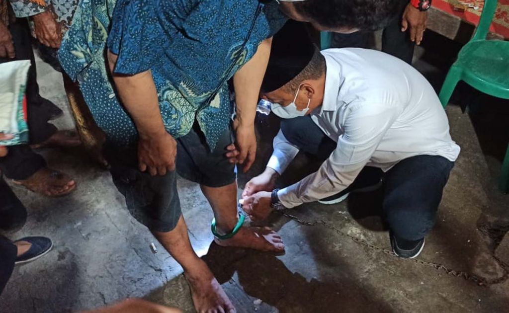 Bupati Sugiri Sancoko saat melepas pasung salah satu warga dalam program Ponorogo Zero Pasung
