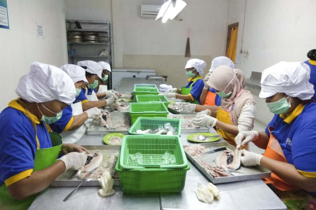 Proses pemisahan duri ikan bandeng oleh pekerja yang merupakan ibu-ibu masyarakat sekitar rumah produksi Bandeng Mentari