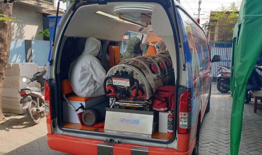 Bripka Febri mengawal proses evakuasi Pendeta Kim asal Korsel ke rumah sakit di Sidoarjo