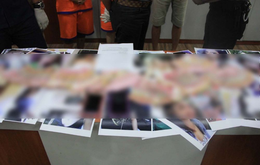 Ratusan foto wanita seksi mulai dari pekerja kantoran, SPG freelance hingga mahasiswi yang dijajakan tiga mucikari kepada pelanggan