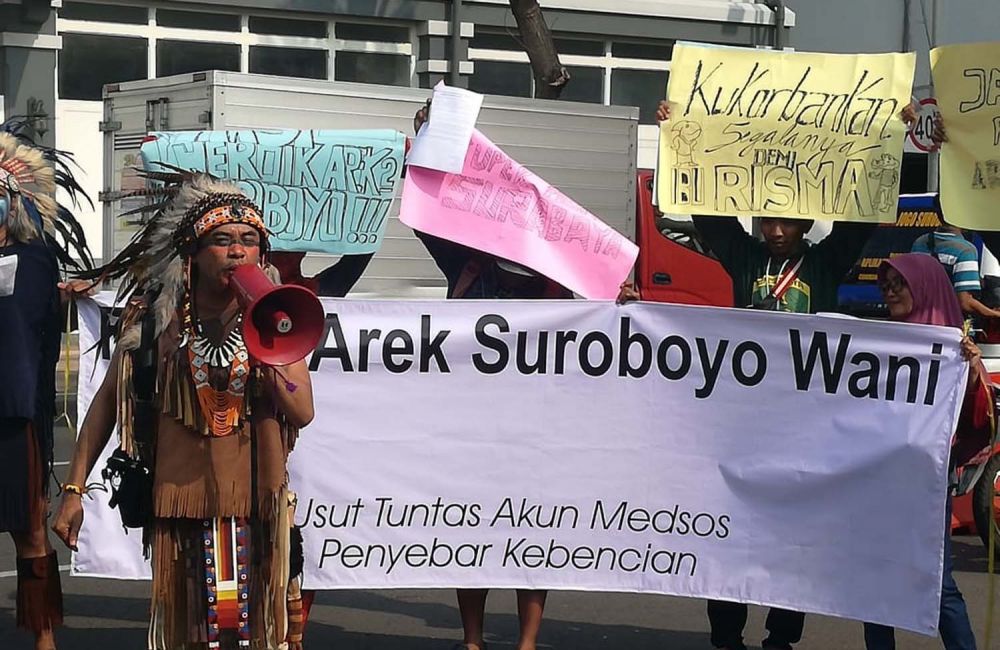 Forum Arek Suroboyo Wani saat menggelar aksi di depan Mapolrestabes Surabaya menuntut agar akun Facebook penghina Wali Kota Risma ditangkap