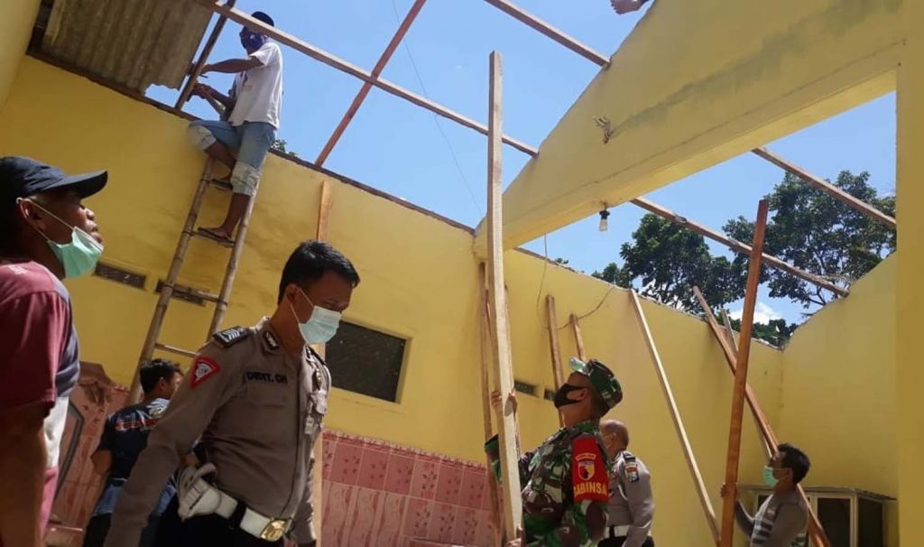 TNI, Polri, BPBD serta warga gotong royong membenahi rumah rusak akibat puting beliung