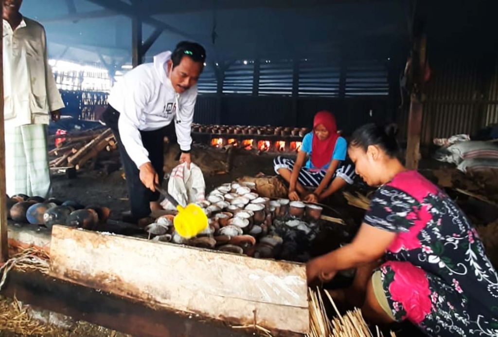 Calon Bupati Gresik, Qosim saat mendatangi sentra olahan ikan pindang di Desa Dedawang, Bawean