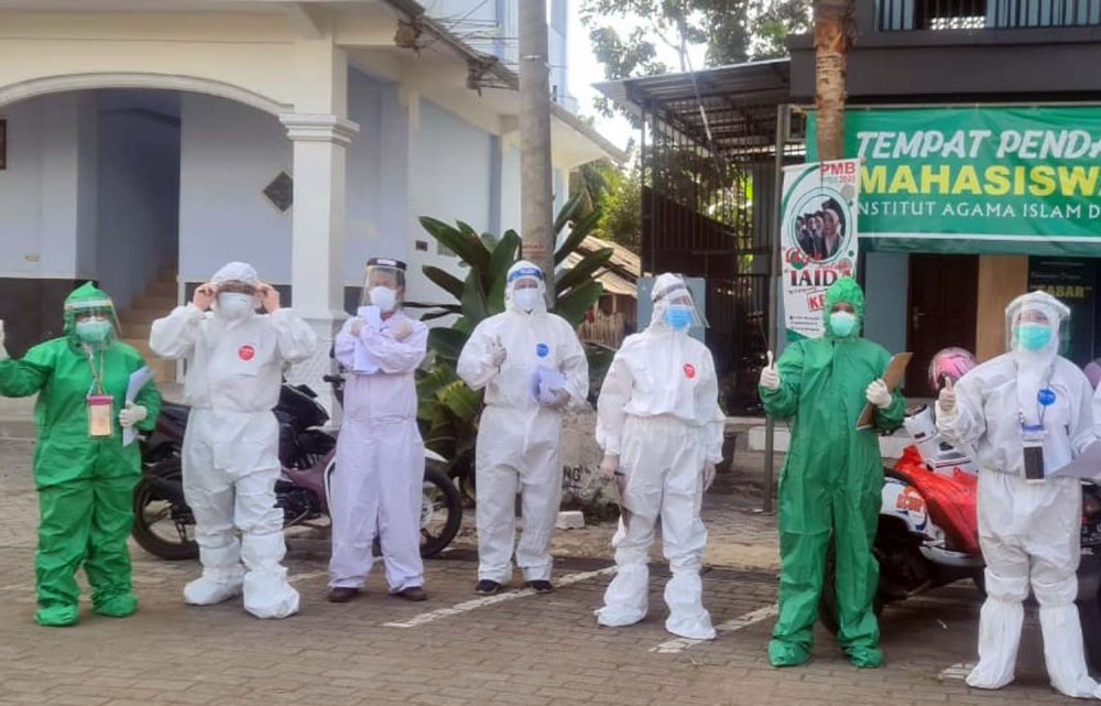 Tim kesehatan yang diaga di rumah sakit (RS) mini yang didirikan di Ponpes Darussalam Blokagung, Banyuwangi