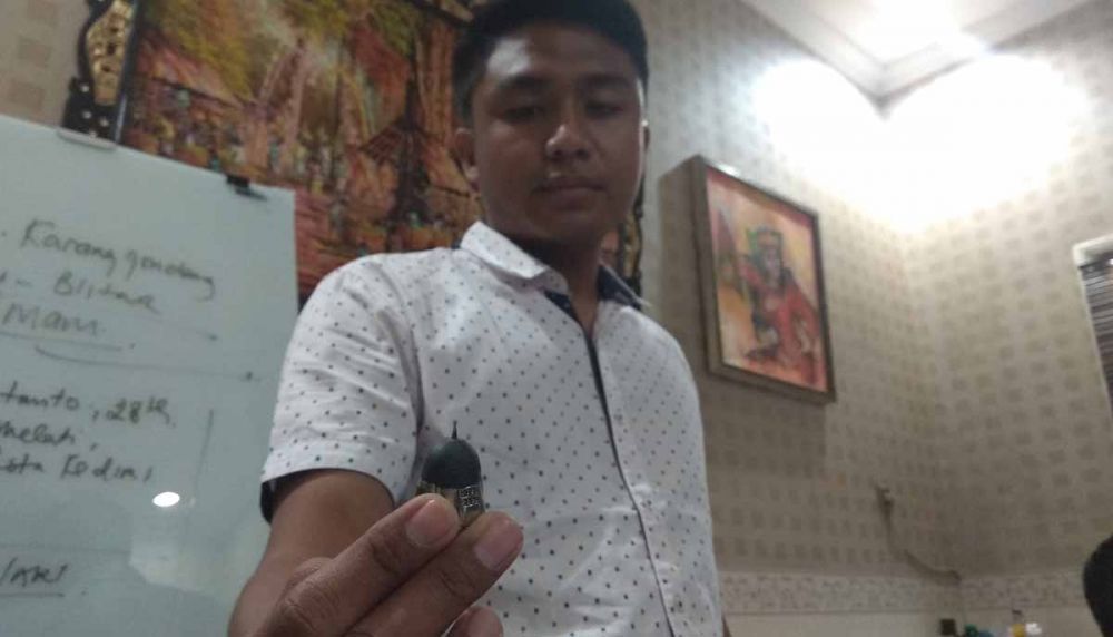 Penyidik Satreskrim Polres Blitar Kota menunjukkan alat modifikasi perampok yang dipakai mengempes mobil korban