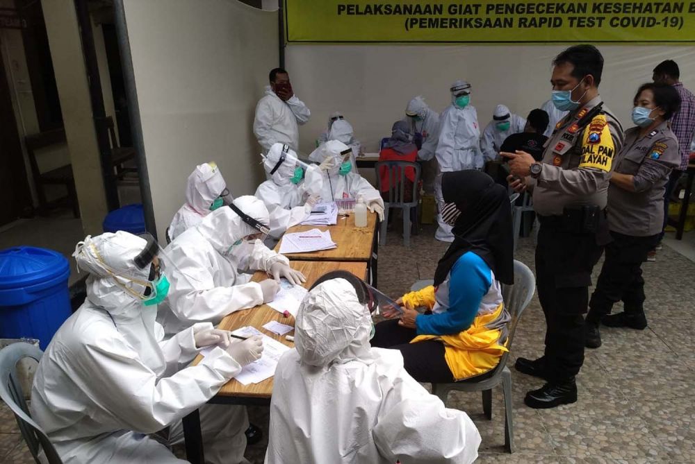 Kapolsek Sukolilo AKP Subiyantana juga mengikuti rapid test