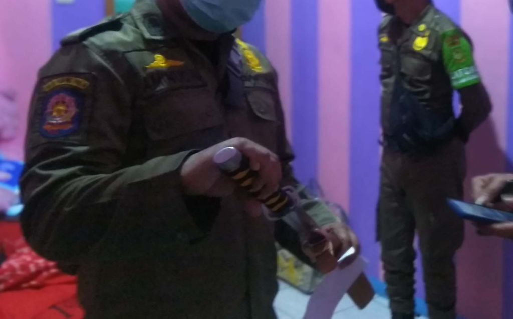 Senjata tajam (sajam) yang ditemukan saat razia kos di Kota Mojokerto