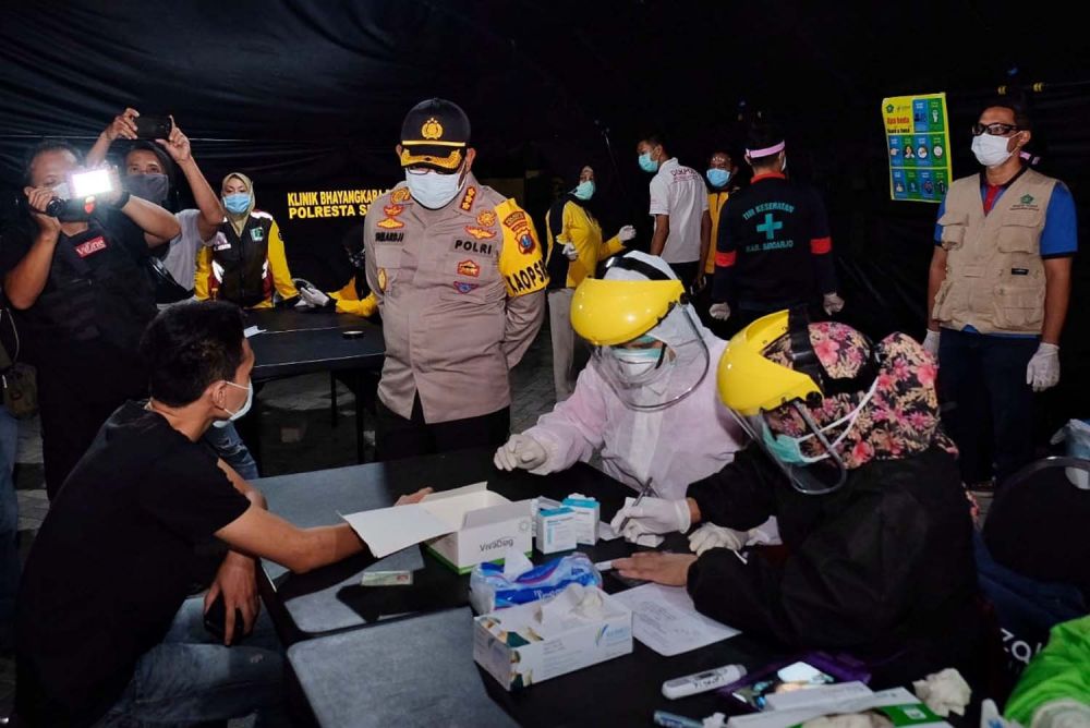 Para pelanggar jam malam PSBB di Sidoarjo dirapid test