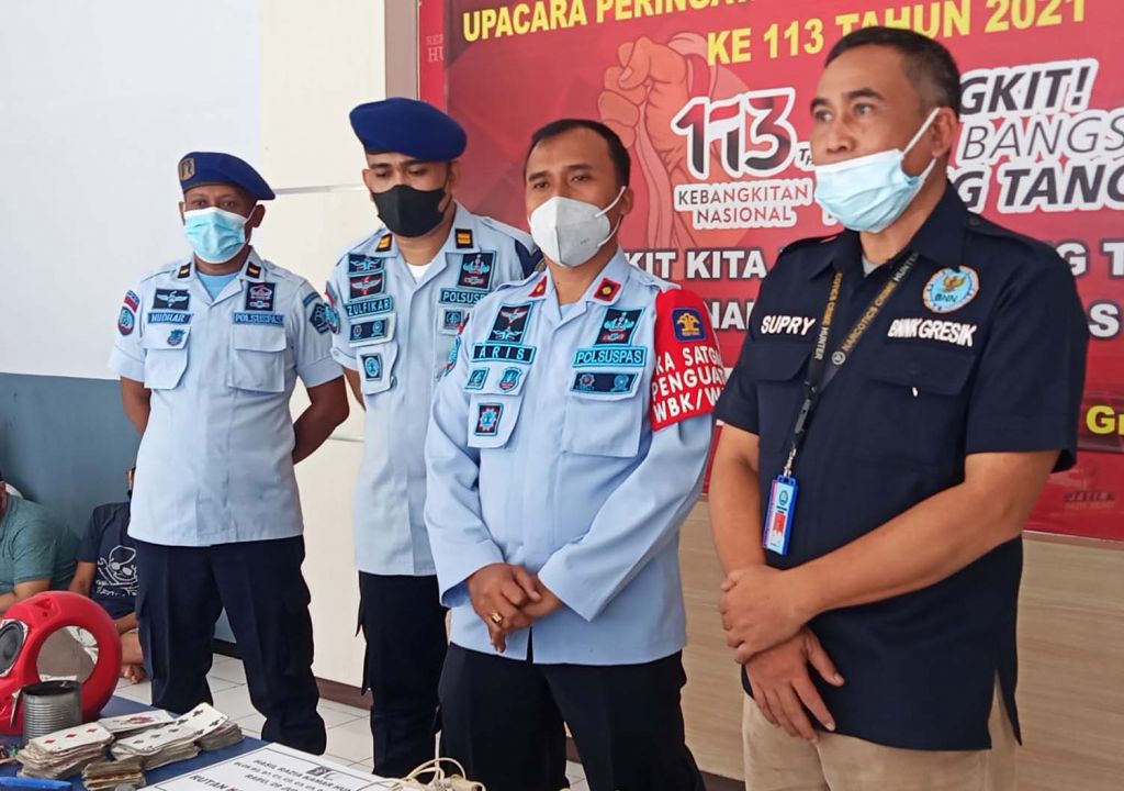 Para pejabat Rutan Klas IIB Gresik dan BNNK membeber benda-benda terlarang yang ditemukan saat razia