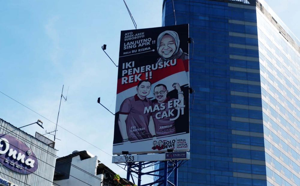 Reklame Eri-Cak Ji masih terpasang di Jalan Embong Malang, Surabaya, Jumat (19/6/2020) (Foto: jatimnow.com)