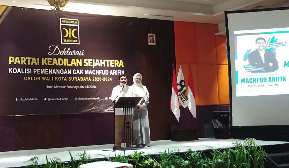 Cawali Surabaya Machfud Arifin dan istrinya Ny Lita saat acara penyerahan SK rekomendasi dari PKS