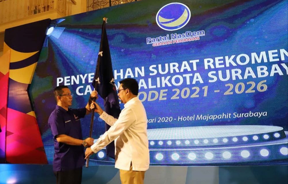 Ketua DPD NasDem Surabaya Robert Simangunsong saat memberikan bendera NasDem kepada Machfud Arifin