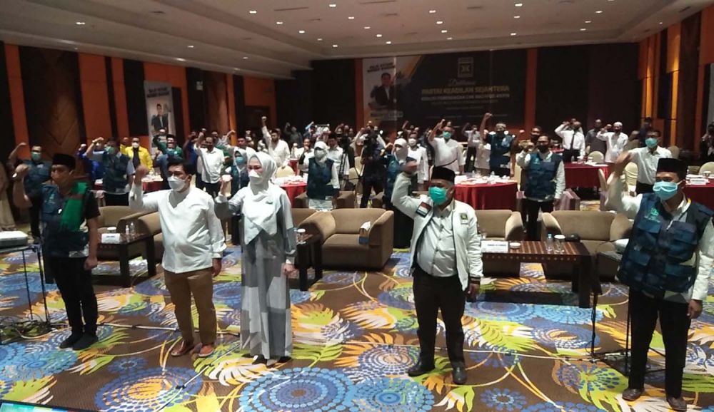 PKS resmi menyerahkan SK rekomendasi kepada Machfud Arifin sebagai calon wali kota dalam Pilwali Surabaya 2020