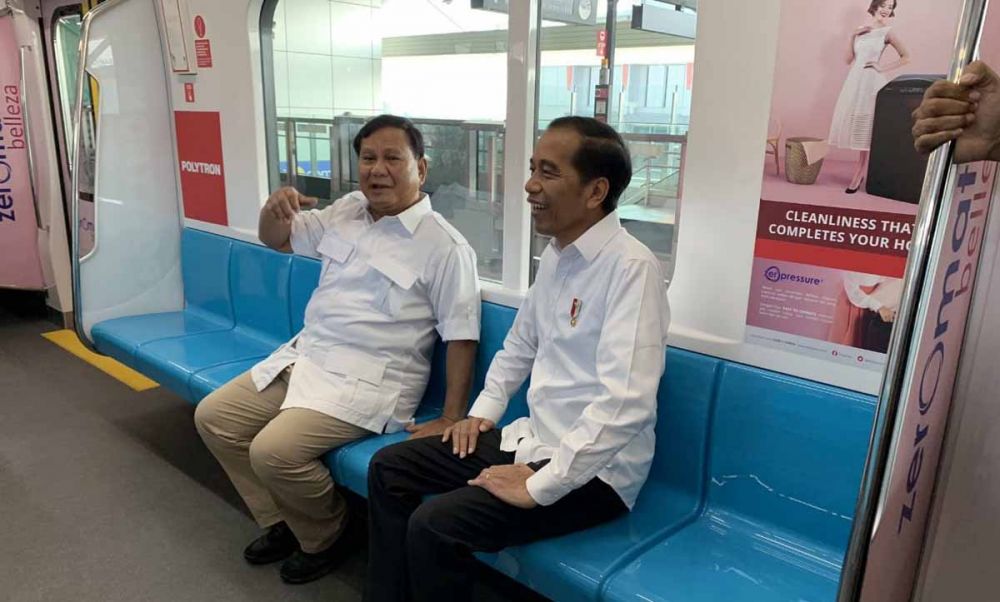 Jokowi dan Prabowo saat berbincang dengan naik MRT di Jakarta (Foto: Twitter @pramonoanung)