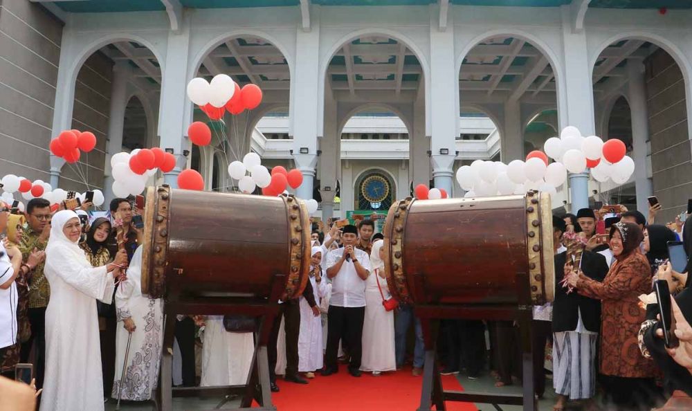 Gubernur Khofifah dan Wali Kota Risma dalam sebuah acara di Masjid Al Akbar Surabaya beberapa waktu lalu